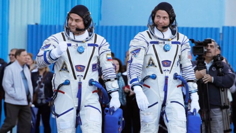Der Russe Alexej Owtschinin und der US-Amerikaner Nick Hague vor dem Start der Rakete (Bild: AP)