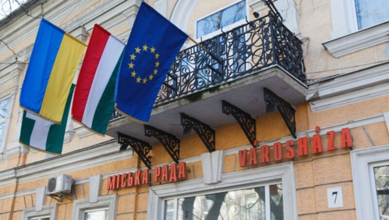 Der Sitz der Stadtverwaltung von Beregowe mit einer ukrainischen, einer ungarischen und der EU-Flagge (Bild: APA/AFP/Sergiy Gudak)