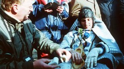 Franz Viehböck nach der Landung am 10. Oktober 1991 in der Steppe von Kasachstan (Bild: APA/Wolfgang Wagner)
