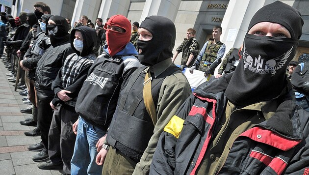 Die „Todesliste“ wurde von Rechtsextremen (im Bild eine rechtsextreme Kundgebung in Kiew) im Internet veröffentlicht. (Bild: AFP)