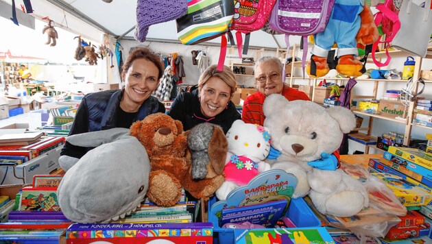 Bettina, Anna und Gabriele in der Spielzeugabteilung. Sie sind bereit für den großen Ansturm. (Bild: Markus Tschepp)