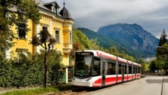 Seit Anfang September 2021 ist die Lokalbahn nach Vorchdorf durch die Gmundner Innenstadt mit der Straßenbahn verbunden. (Bild: RALPH FISCHBACHER)