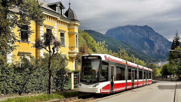 Seit Anfang September 2021 ist die Lokalbahn nach Vorchdorf durch die Gmundner Innenstadt mit der Straßenbahn verbunden. (Bild: RALPH FISCHBACHER)