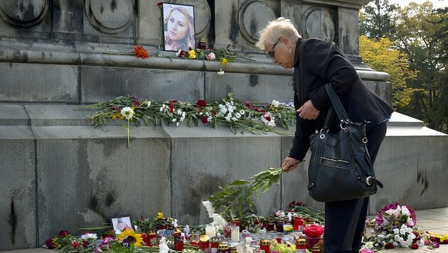 Eine Frau legt in der nordbulgarischen Stadt Russe Blumen im Gedenken an die Journalistin Viktoria Marinowa nieder. (Bild: AP)