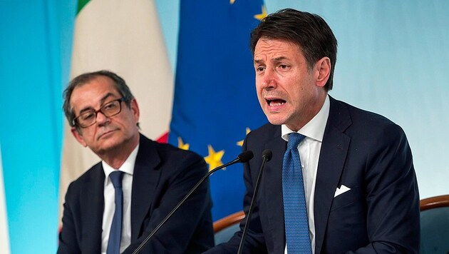Premier Giuseppe Conte (hier im Bild mit Finanzminister Giovanni Tria) will die Wahlversprechen der Koalitionsparteien umsetzen. Dafür muss sich Italien weiter verschulden. Davor aber warnen die EU und der IWF. (Bild: AP)