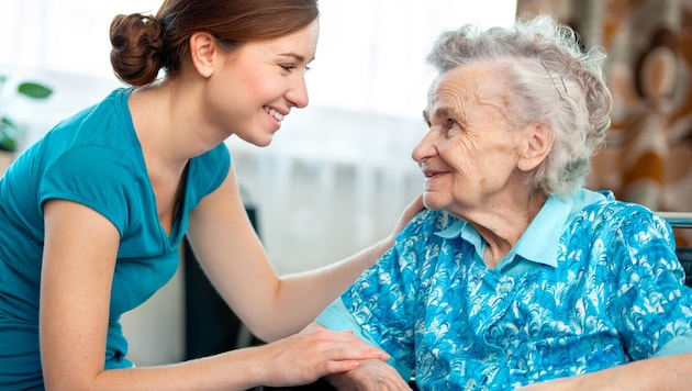 Carer and senior citizen (Bild: stock.adobe.com)
