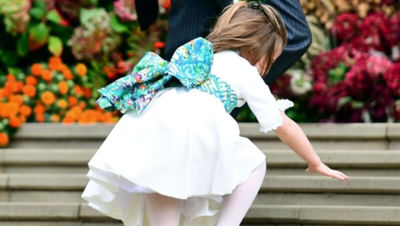 Hoppala! Prinzessin Charlotte strauchelt auf dem Weg in die Kapelle. (Bild: WPA Rota)