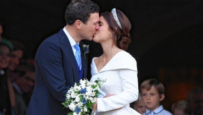 Prinzessin Eugenie küsst Jack Brooksbank nach dem Jawort. (Bild: EPA)