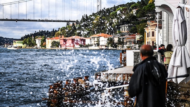 Ein Fischer vor den mondänen Residenzen am Ufer des Bosporus (Bild: AFP )