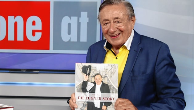 Richard Lugner bei krone.tv: Sein Leben ist auch in Buchform erschienen.  (Bild: Zwefo)