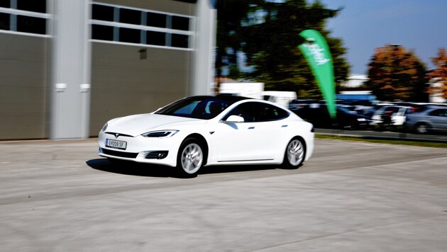 Beim Beschleunigungstest des Tesla P100D wurden Besucher in 2,5 Sekunden in 0 auf 100 km/h in den Beifahrersitz gedrückt. (Bild: Evelyn Hronek)