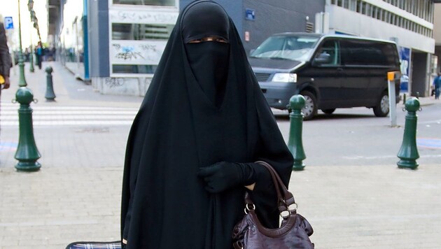 Eine mit einem Niqab verschleierte Frau in Brüssel (Bild: AFP)