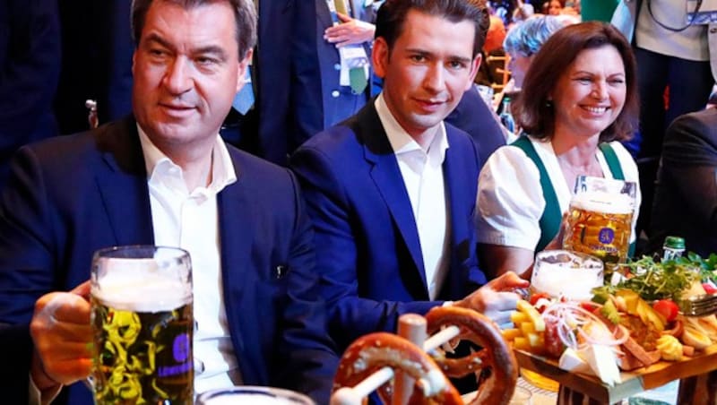 Ministerpräsident Markus Söder und Sebastian Kurz genießen ein Bier. (Bild: AP)