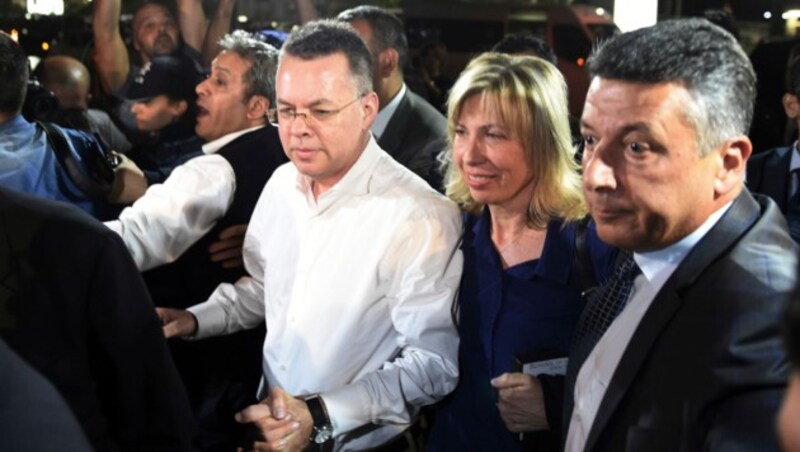 Andrew Brunson (im weißen Hemd) mit seiner Frau Norine bei der Ankunft auf dem Flughafen (Bild: AP)