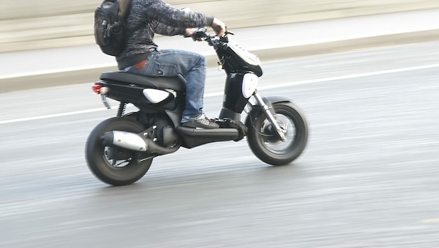 Los ciclomotores suelen ir un poco más rápido que el límite de velocidad (imagen simbólica) (Bild: stock.adobe.com)