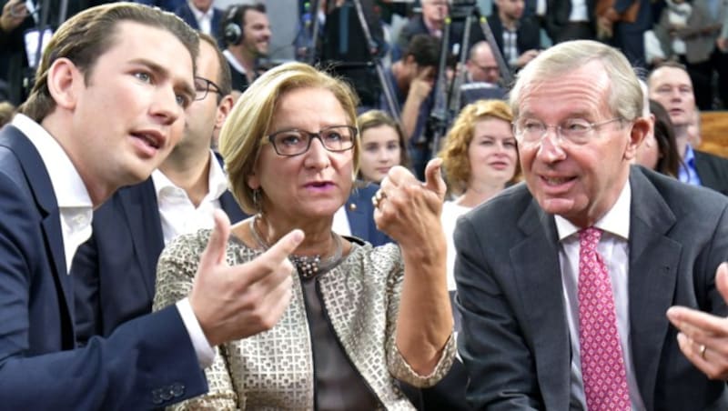 Bundeskanzler Sebastian Kurz, Landeshauptfrau Johanna Mikl-Leitner und Landeshauptmann Wilfried Haslauer (Bild: APA/HERBERT NEUBAUER)