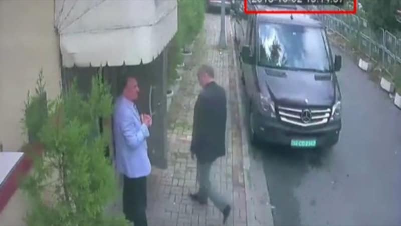 Bilder einer Überwachungskamera zeigen Khashoggi beim Betreten des Konsulats. (Bild: Ruptly)