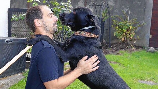 Rettungshund „Forrest“ mit Herrchen Martin Spitzer (Bild: Juergen Radspieler)
