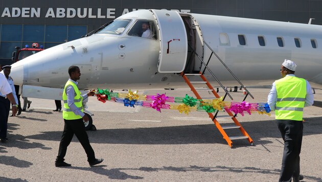 Die Maschine der Ethiopian Airlines nach ihrer Landung in Mogadischu (Bild: AFP)