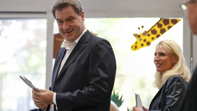 Bayerns Ministerpräsident Markus Söder mit seiner Ehefrau Karin bei der Stimmabgabe (Bild: AFP)