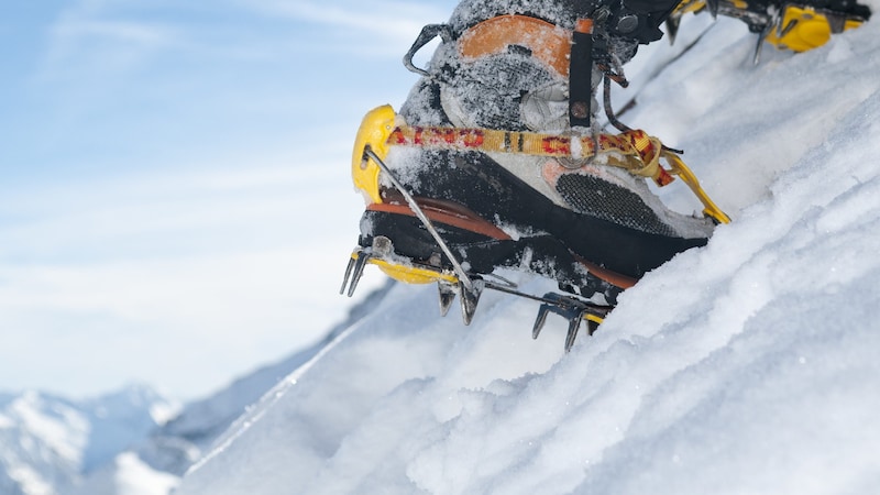 Crampons are mandatory on the glacier (symbolic photo). (Bild: stock.adobe.com)