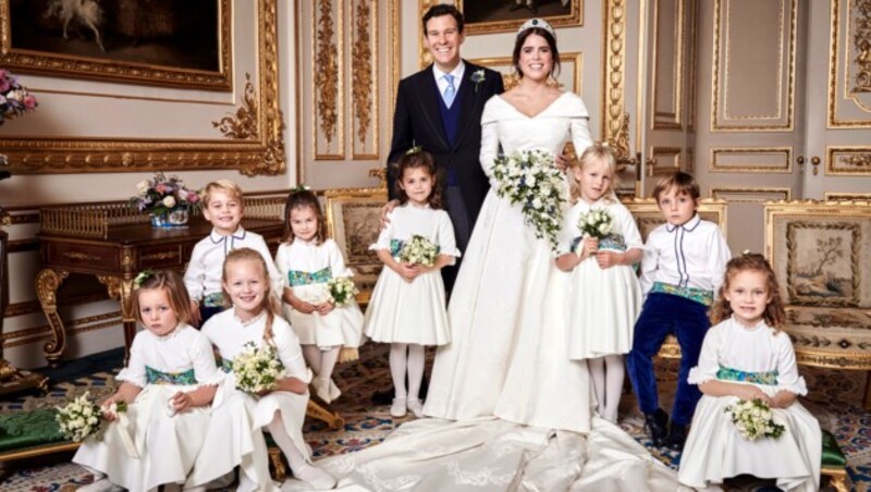 Prinzessin Eugenie of York und Ehemann Jack Brooksbank posieren mit dem royalen Nachwuchs im White Drawing Room in Windsor Castle. (Bild: AFP)