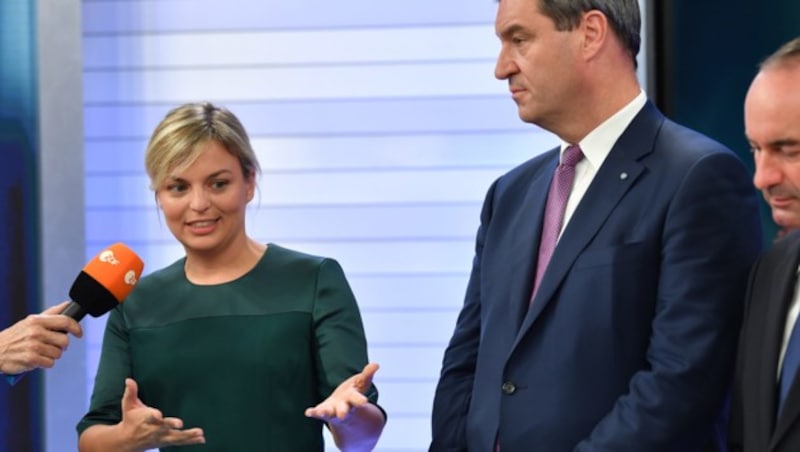 Katharina Schulze im ZDF-Studio am Wahlabend neben Markus Söder (Bild: AFP)