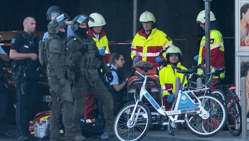 Einsatzkräfte versorgen eine verletzte Person am Kölner Hauptbahnhof. (Bild: APA/dpa/Marius Becker)