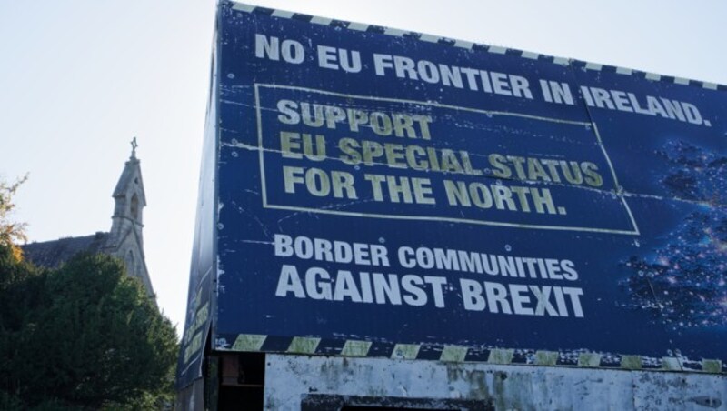 „Keine EU-Grenze in Irland. Unterstützt einen speziellen EU-Status für den Norden“, steht als Slogan auf der Plane in der an Nordirland angrenzenden irischen Ortschaft Carrickcarnan. (Bild: APA/THOMAS SCHMIDT)