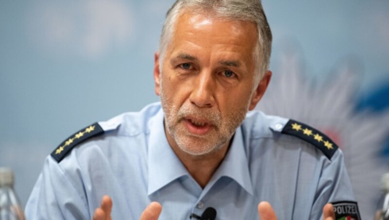 Polizeichef Klaus Rüschenschmidt bei der Pressekonferenz am Montagabend (Bild: AFP)