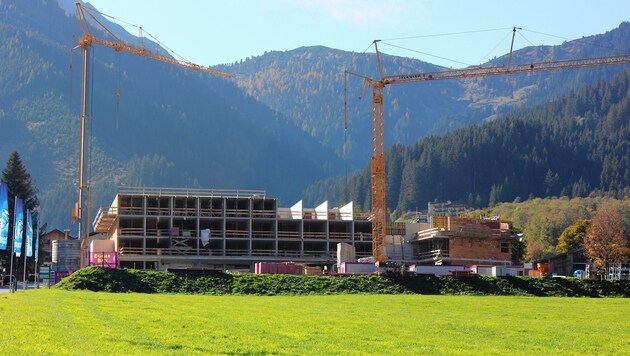 Megabaustelle in Krimml: Das Hotel wird modern, mit viel Glas bzw. Holz und offenen Ausblicken (Bild: czerny)