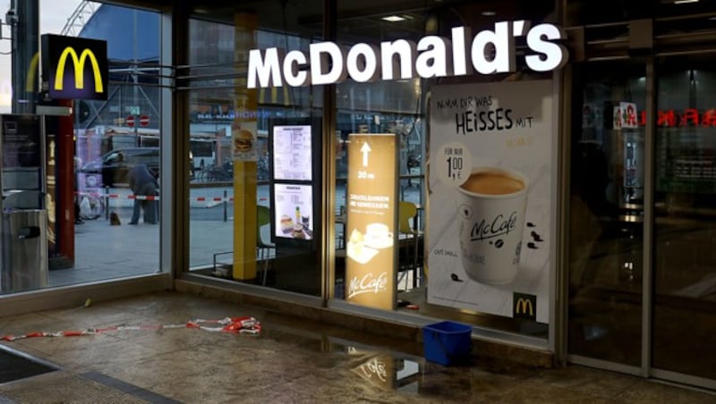 In diesem McDonald‘s-Restaurand zündete der Täter ein Mädchen an. (Bild: AFP)