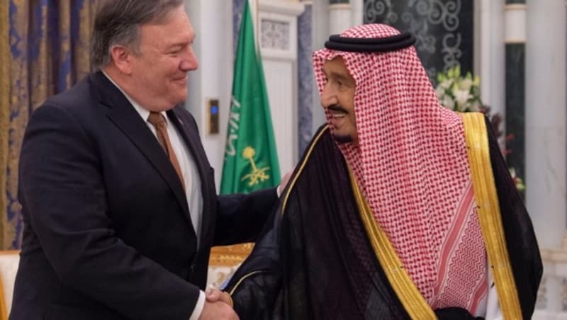 König Salman begrüßt US-Außenminister Mike Pompeo in Saudi-Arabien. (Bild: AFP)