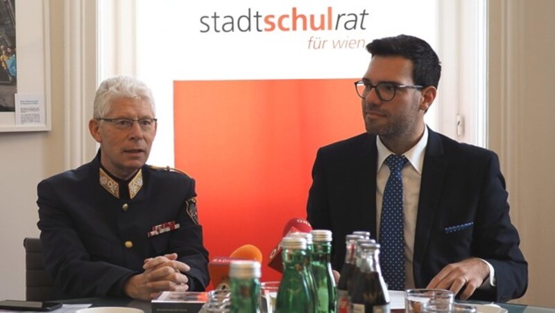 Wiens Polizei-Vizepräsident Michael Lepuschitz und Bildungsdirektor Heinrich Himmer (re.) (Bild: Fritz Schneeberger)