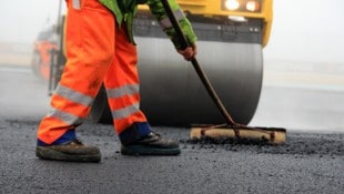 Zu viel Asphalt ortete der Rechnungshof in Wiener Neustadt.  Aus dem Rathaus folgte nun ein scharfer Konter. (Bild: stock.adobe.com)