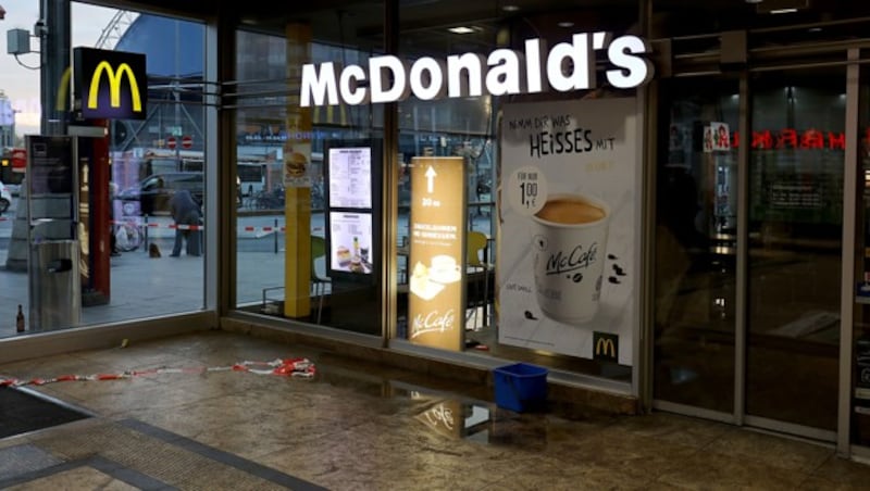 In der McDonald‘s-Filiale zündete der Täter einen Molotowcocktail. (Bild: AFP)