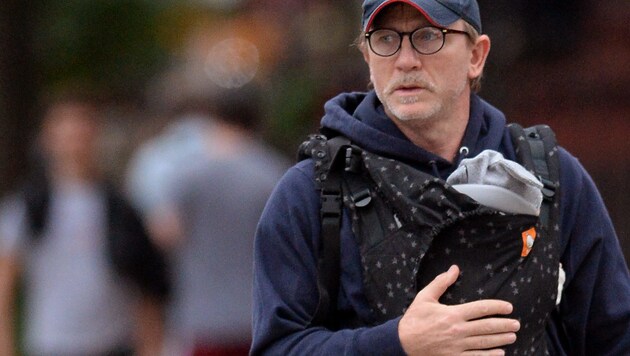 James Bond Daniel Craig macht mit seiner einen Monat alten Tochter in der Babytrage einen Spaziergang im New Yorker East Village. (Bild: www.SplashNews.com 2018)