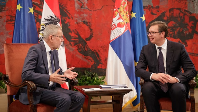 Bundespräsident Alexander Van der Bellen mit seinem serbischen Amtskollegen Aleksandar Vucic (Bild: APA/BUNDESHEER/PETER LECHNER)