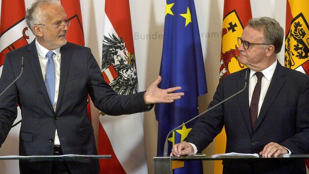 Regierung und SPÖ friedlich vereint? Ja, auch das geht: Justizminister Moser (li.) und Burgenlands Noch-Landeshauptmann Niessl beim Ministerrat (Bild: APA/HERBERT PFARRHOFER)