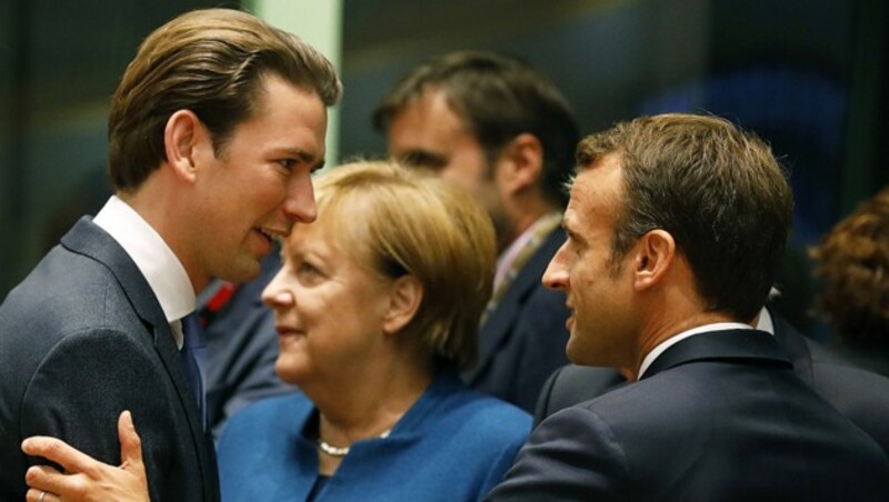 Kurz, die deutsche Kanzlerin Angela Merkel und Frankreichs Präsident Emmanuel Macron in Brüssel (Bild: BUNDESKANZLERAMT/DRAGAN TATIC)