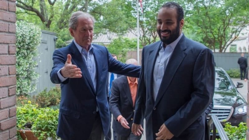 George W. Bush und der saudische Kronprinz Mohammed bin Salman in Houston (Bild: AFP)