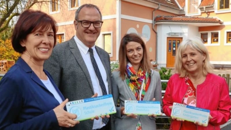 Empersdorfs Bürgermeister Volker Vehovec freut sich mit dem Team von Schule, Kinderhaus und Kindergarten über die Auszeichnung „Plastiksackerlfrei“. (Bild: Sepp Pail)