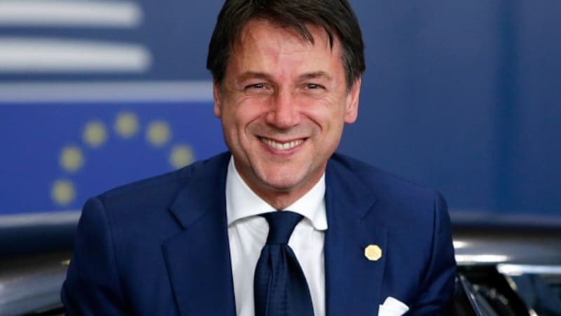 Während immer mehr EU-Granden Kritik an Italiens geplanter Neuverschuldung üben, bleibt Ministerpräsident Giuseppe Conte locker und lobt das „schöne Budget“ seiner Regierung. (Bild: AP)