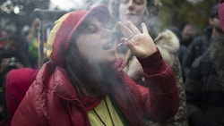 Nur zwei Parteien in Vorarlberg treten für eine Freigabe von Cannabis ein. Alle anderen warnen vor den Gefahren. (Bild: AFP )