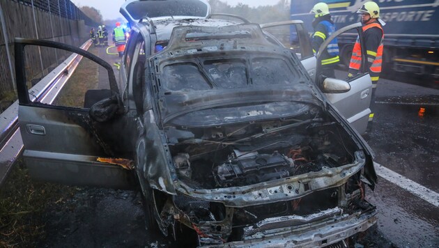 Der Autolenker konnte sich rechtzeitig in Sicherheit bringen, der Wagen auf der A25 brannte aus. (Bild: laumat.at/Matthias Lauber)