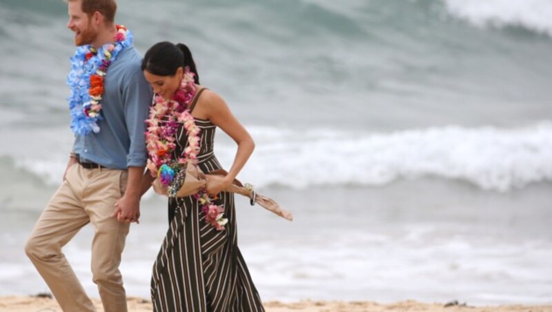 Barfuß schlenderten Harry und Meghan über den Bondi Beach in Sydney. (Bild: AFP or licensors)