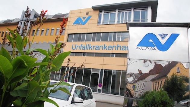 Ins UKH nach Klagenfurt brachte die Rettung die beim Unfall in Gallizien verletzte Autolenkerin (Bild: Uta Rojsek-Wiedergut)