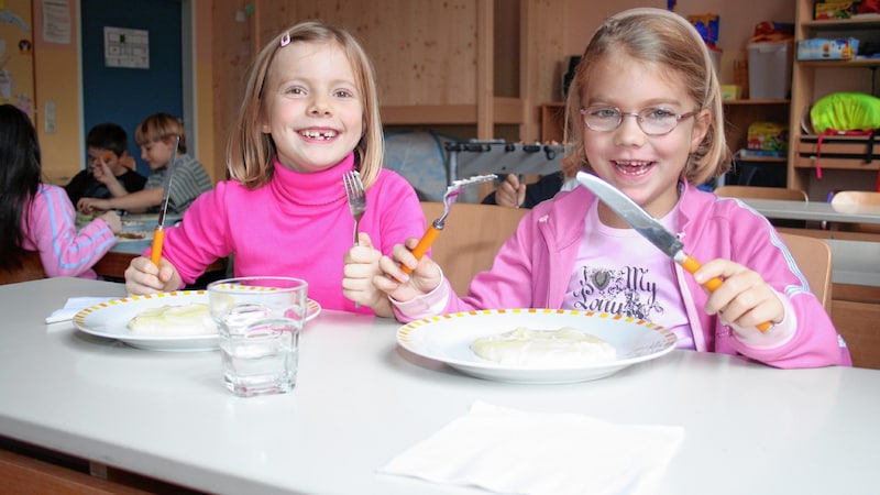 Gesundes Essen in Schulen und Kindergärten als Vorbeugung von Übergewicht. (Bild: KRONEN ZEITUNG)