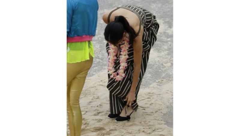 Am Bondi Beach hieß es auch für Herzogin Meghan Schuhe aus! (Bild: AP)