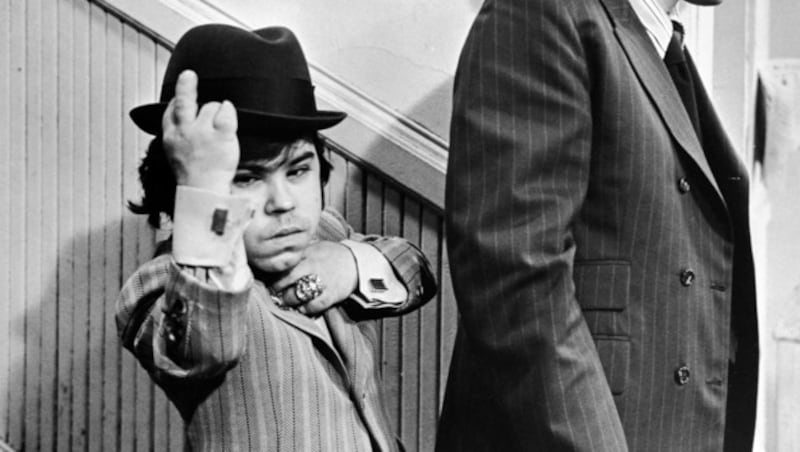 Hervé Villechaize in der Mafiakomödie „Wo Gangster um die Ecke knallen“ von 1971. (Bild: www.pps.at)